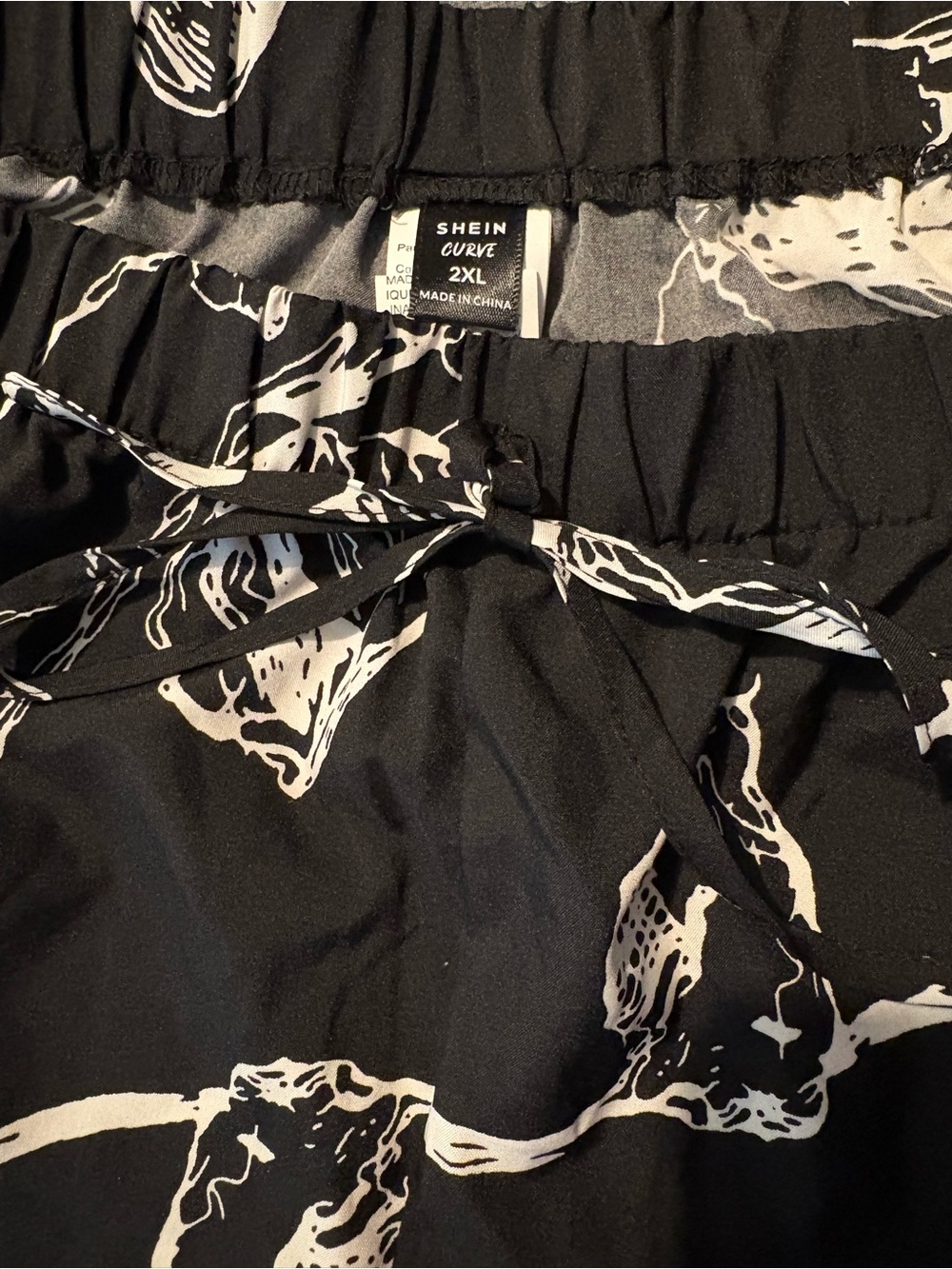 SHEIN Black & White Floral Off-Shoulder Blouse with Matching Shorts Set - Picture 6 of 8